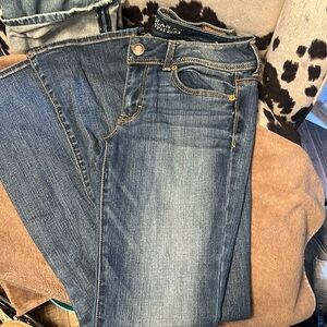 Women’s American Eagle Distressed jeans size 6